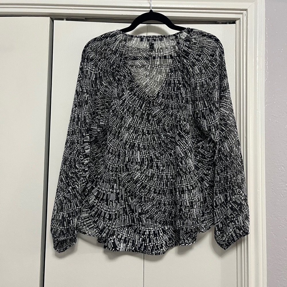 White House Black Market Blouse Black White Pattern Long Sleeve Top M‎